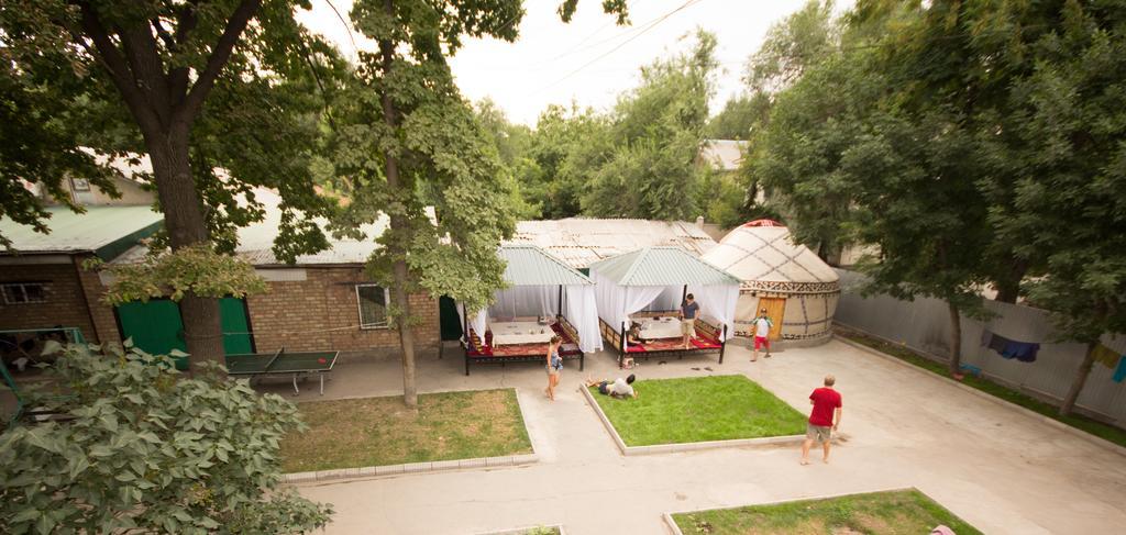 Friends Guest House & Hostel Bishkek Exterior foto
